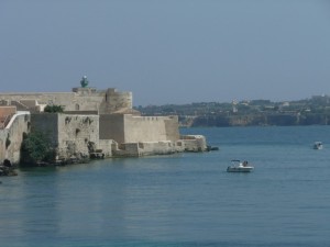 Castello Maniace domina sul mare