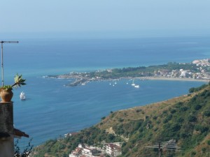 Giardini Naxos al risveglio vista dall’alto di Taormina