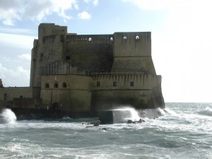 Castel dell’Ovo e mare agitato