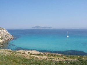 Cala Rossa e sullo sfondo Levanzo