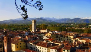 L’ incantevole Lucca e il meraviglioso scrigno di Piazza Anfiteatro