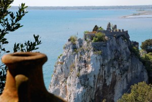 Arroccato su uno scoglio