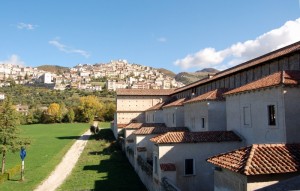 Le celle della Certosa di San Lorenzo ed in alto il borgo di Padula