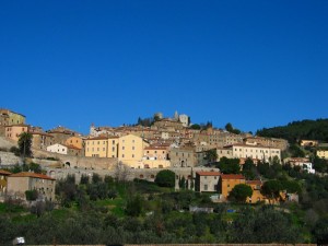 veduta di campiglia marittima durante la salita