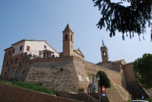 Possenti mura per un piccolo borgo