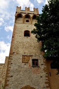 Ai piedi della torre