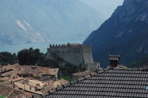 Castello di Tenno e tetti di Canale