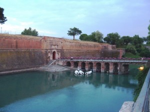 Accesso alla città fortificata: Porta Brescia, relativo ponte, la cinta muraria veneziana, il canale di Porta Brescia