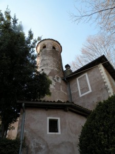 La torre tonda vicino all’ingresso