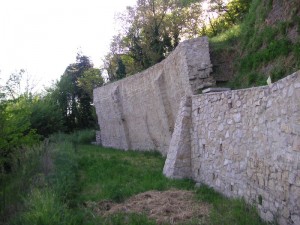 Le cadenti mura di Todi