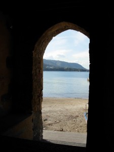 il mare di Cefalù vista attraverso un portico