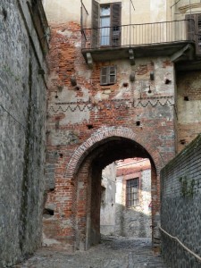 una porta d’ingresso da una costa verso il borgo antico del Piazzo