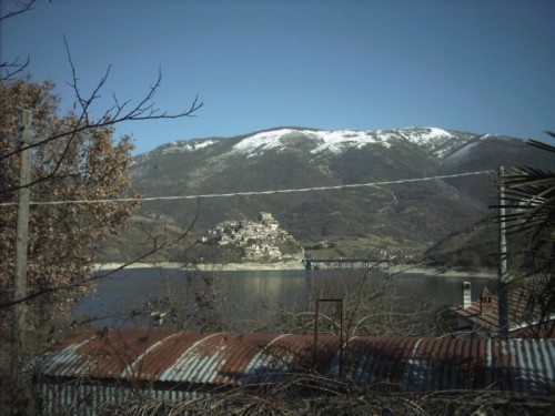 Castel di Tora - Castel di Tora e il sul lago