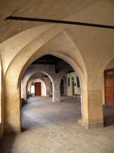 i portici  del borgo medievale (particolare)