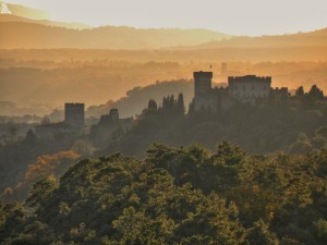 Il castello di Strozzavolpe in un pomeriggio autunnale