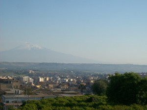 Sullo sfondo … il vulcano