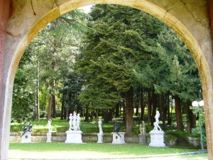 Alcune statue nel parco d’Ayala