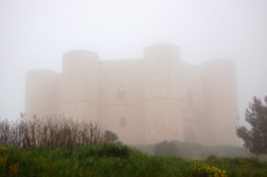 Castel del Monte nella bruma
