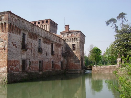 Borgo San Giacomo - fossato del castello di Padernello