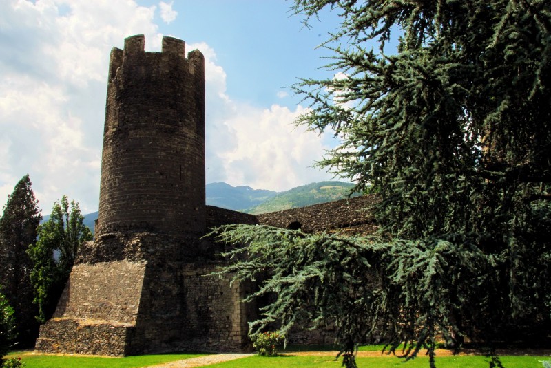 ''Il Castello di Bramafam, un sipario di conifere'' - Aosta
