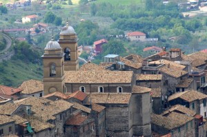 uno scorcio del paese con una delle sue chiese