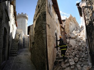 Altra veduta della Torre Medicea del XIII secolo prima e dopo il terremoto del 6 aprile
