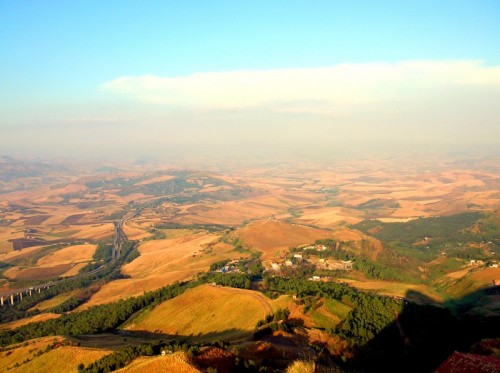 Enna - L'ombra della rupe sulla Valle del Dittaino Enna - L'ombra della rupe sulla Valle del Dittaino