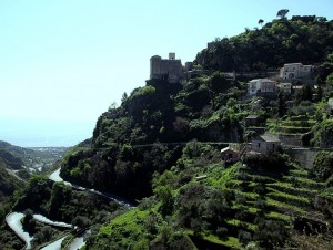 S. Nicolò sul cielo e mare e verde infiniti