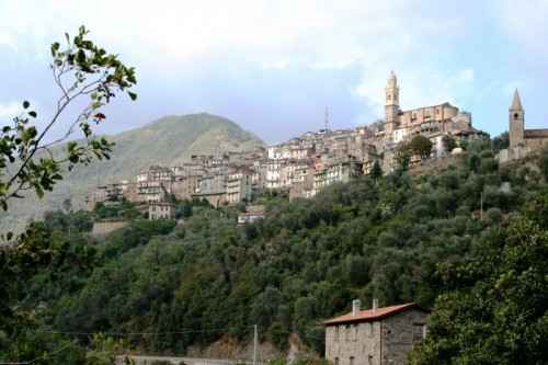 Montalto Ligure - Arrocata tra gli ulivi Montalto Ligure - Arrocata tra gli ulivi