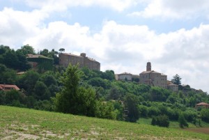 il paese di Montiglio col suo castello