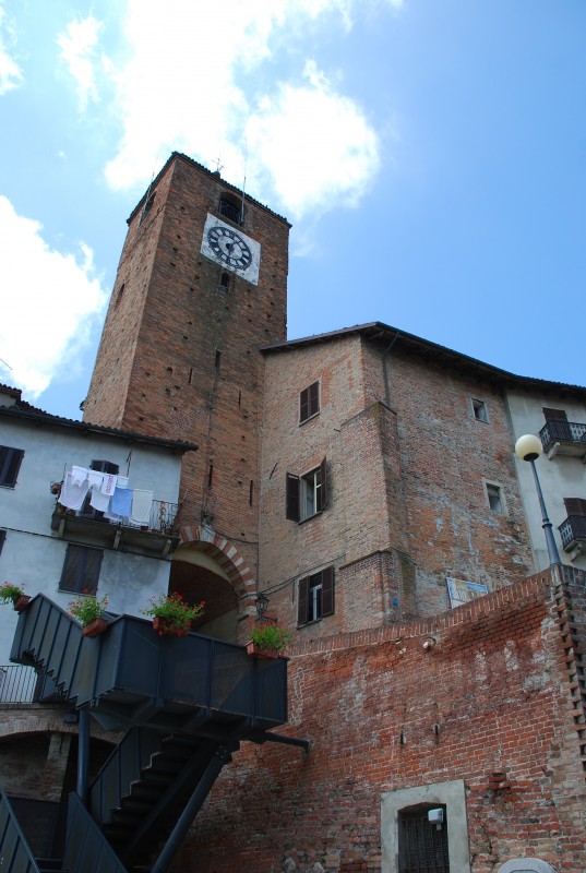 ''la torre civica e una scala…moderna'' - Montechiaro d'Asti