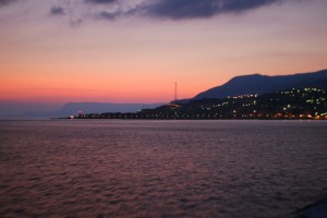 Villa San Giovanni dal traghetto all’alba