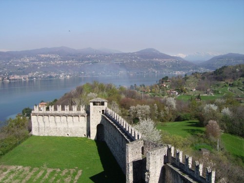 Angera - Le mura della rocca di Angera Angera - Le mura della rocca di Angera