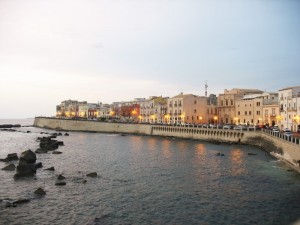 Siracusa panorama ncosta e mura di fortificazioni della costa Santa Croce