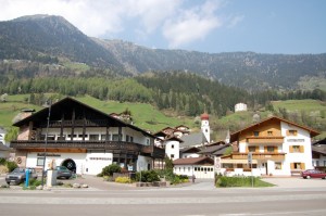 il centro, la chiesa, in alto lo Steinhaus (maso dello Scudo)