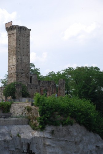 Visone - torre e ruderi del castello Malaspina