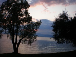 italia sullo sfondo..lago di garda