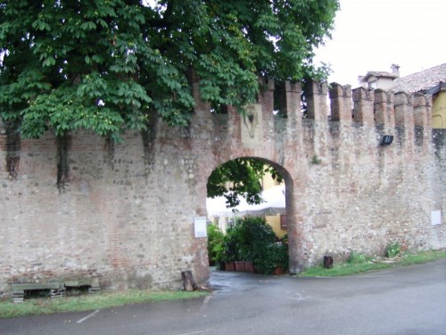 Sasso Marconi - ingresso del castello De Rossi a pontecchio
