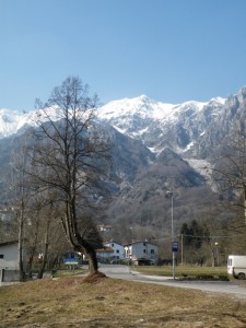 strada per Poffabro e sullo sfondo Dolomiti Friulane Piancavallo