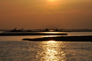 Laguna di Marano L. e casoni al tramonto