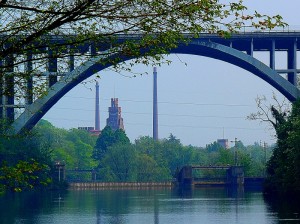 Profilo di Crespi d’Adda inquadrato nell’arcata del ponte