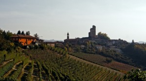 Serralunga d’Alba, le sue vigne ed il suo castello (L’altro lato).