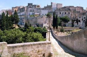 La cittadina sull’orlo della gravina