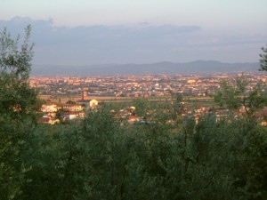 Veduta di Montemurlo, sullo sfondo la zona industriale di Bagnolo e la piana di Prato