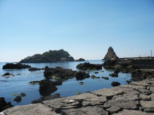 Acitrezza l’isola Lachea e il faraglione grande