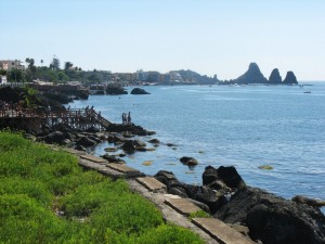 Acitrezza e i faraglioni dei ciclopi visti da Aci Castello