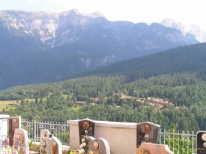 Il Sasso Rosso e la valle di Dimaro dal cimitero di Deggiano