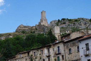 La rocca che domina il suo borgo