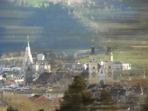 Il Duomo di Bressanone visto  in corsa dall’autostrada.