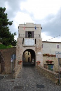 la porta di Dante Alighieri a Fiorenzuola di Focara